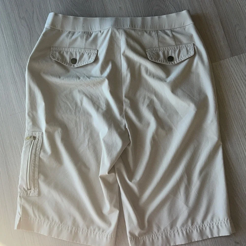 Chico's Zenergy Cargo Golf Shorts Women's 1.5 (10) Tan Khaki Travel Performance